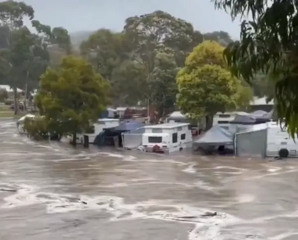 Обилни дождови во источна Австралија предизвикаа поплави, 20 спасени