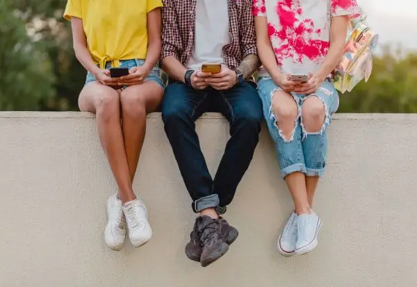 Социјалните мрежи деактивираа речиси пет милиони профили на тинејџери во Австралија