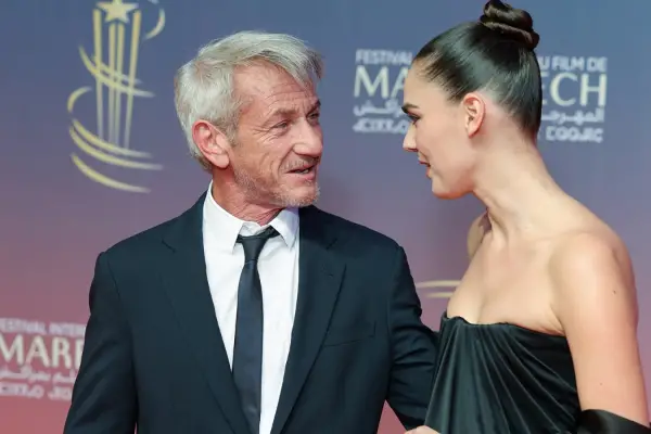 Фото: Шон Пен „уловен“во друштво со млада убавица