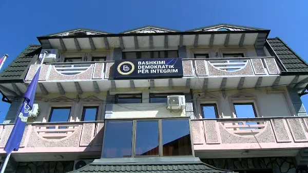 Филипче „на кафе“ кај Ахмети во Мала Речица пред лидерската на Мицкоски