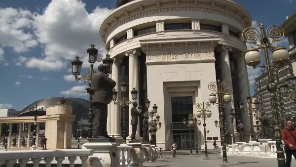 ТРЕБА ДА СЕ ПРОВЕРИ ДАЛИ ПЕНДАРОВСКИ ПОСТАПУВАЛ НЕЗАКОНСКИ Премиерот не е изненаден од тврдењата на д-р Митрев, со оглед на „мафијашките упади“ од претходната власт