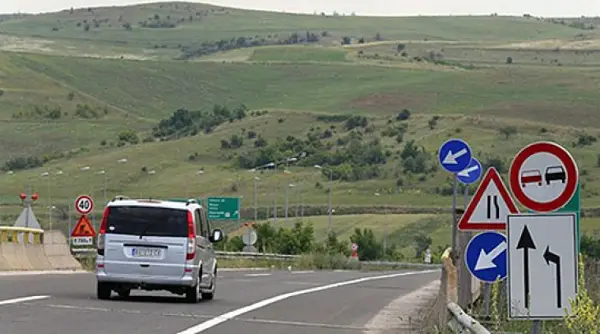 Собраќајот по наместа влажни коловози, нема задржувања на граничните премини