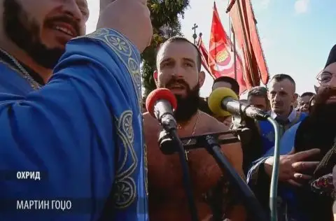 Мартин Гоџо го извади крстот од осветените води на Охридското Езеро