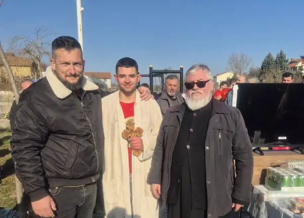 Марко Стошиќ го фати крстот во село Тромеѓа (ВИДЕО)