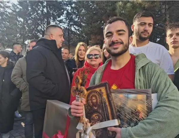 Борис Стефановски го фати крстот во црквата „Свети Никола“ во Куманово