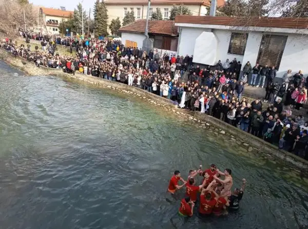 Средношколецот Кристијан го фати светиот крст во реката Луда Мара и посака здравје за сите 