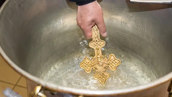 Ако светата вода за брзо време се мувлоса, тоа може да укажува на присуство на несвети сили, открива отец Предраг Поповиќ