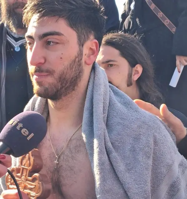 Петар Чакарески го извади светиот крст од водите на Црн Дрим во Струга