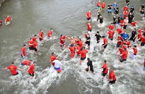Во Штип на две локации во реката Брегалница беше положен светиот крст