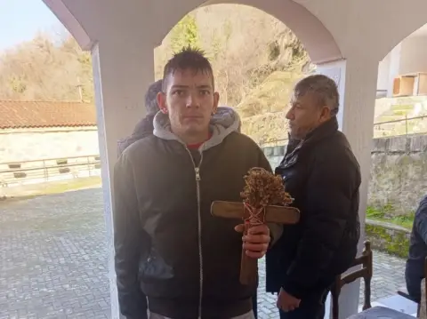 Даниел Летников го фати светиот крст од водите на браната Моклиште кај Ваташа