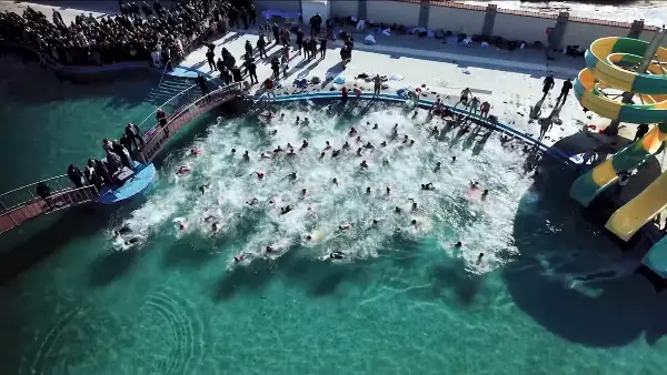 Младото момче Јордан Ангелески го фати крстот – Прилеп го слави Богојавление, честитки од Проданоски