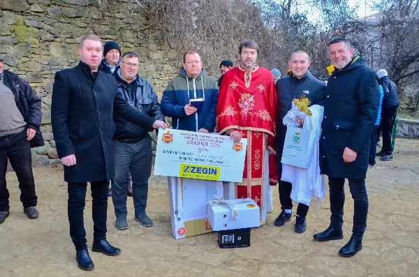 Водици во Пробиштип: Давид Демјанов и Стефан Наков го извадија светиот крст