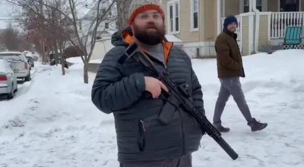 Американците почнаа да патролираат со пушки поради агентите на Трамп (ВИДЕО)