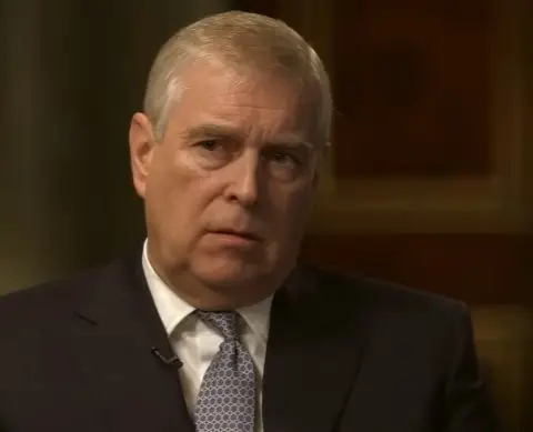 ВИДЕО: Уапсен поранешниот принц Ендру Маунтбатен Виндзор, заврши со лисици на неговиот роденден