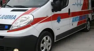 Автомобил удрил во бандера во Дебреше, жена е тешко повредена