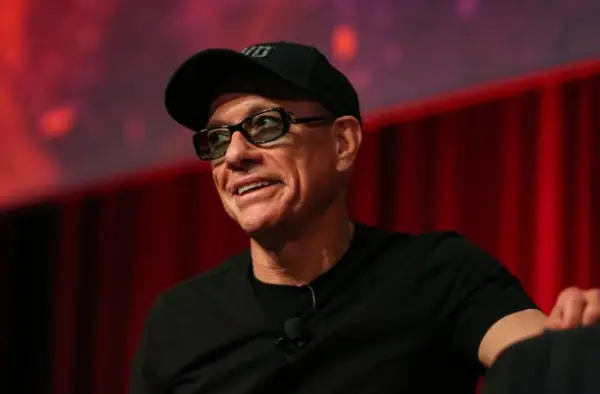 Жан Клод ван Дам сака да претепа американски Јутјубер: Да не ти скршам колено или зглоб