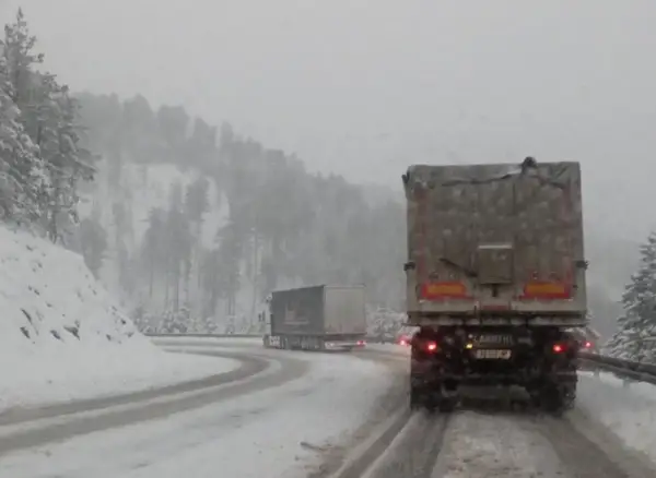 Укината забраната за тешки товарни возила на превојот Стража