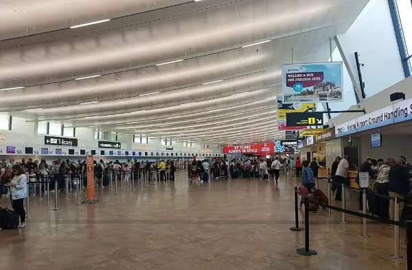 Снежен колапс во Виена: меѓународниот аеродром затворен, десетици летови откажани