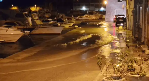 (Видео) Силно невреме и циклонска плима ја зафатија Далмација – морето навлезе во Каштела, Сплит и Трогир