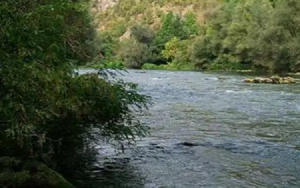 Обилните врнежи предизвикаа проблеми во Битолско, одрон и излевање на река, информира ЦУК