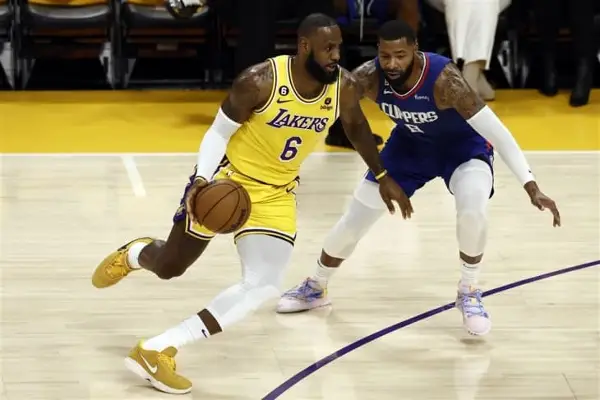 Леброн Џејмс повторно го облекува дресот на Кливленд