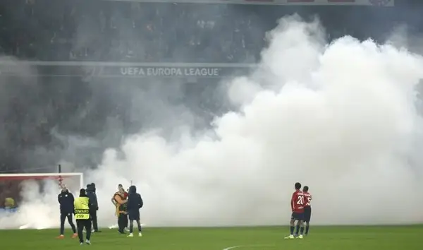 (Видео) Навивачите на Лил фрлаа факели кон своите играчи по поразот од Звезда