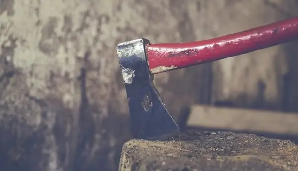 Драма во Битола: Го тепал син му, па го нападнал со секира