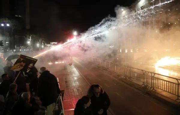 МОЛОТОВИ КОКТЕЛИ ВРЗ ВЛАДАТА, ПРОТЕСТИТЕ ВО ТИРАНА ИЗЛЕГОА ОД КОНТРОЛА Полицијата одговори со солзавец и со водени топови