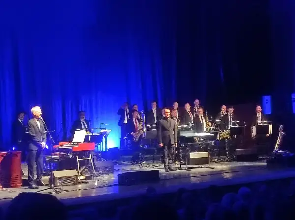 Овации и стоечки аплауз за Националниот џез оркестар и Ренато Кико