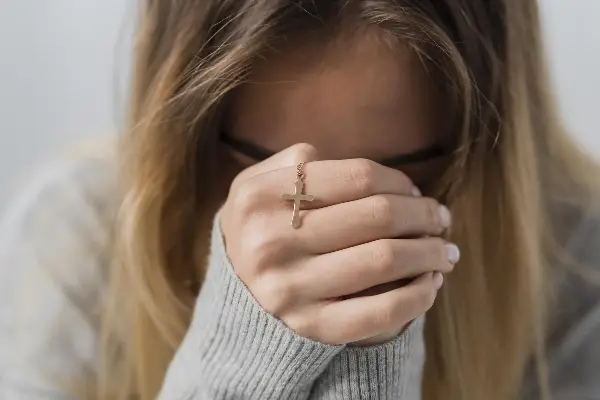 Само носење крст не е доволно: свештеник предупредува за 5 грешки што верниците често ги прават