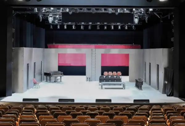 Индустриска сала во Љубљана претворена во театар - дизајнот е рангиран меѓу најдобрите во Европа