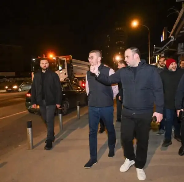 ФОТО: Градежни машини и камиони на терен, на булеварот „Македонија“ се работи и во вечерните часови