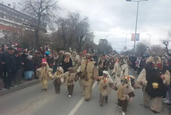 Неколку стотини маски дефилираа на карневалот Прочка во Прилеп, ги предводеа Мечкарите