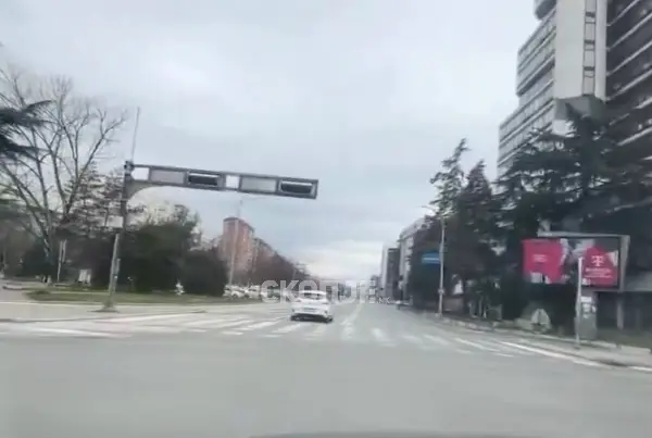 (Видео) Снимка од центарот: Автомобил во спротивен правец кај Цветен пазар