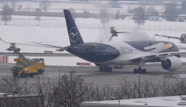 Снежно невреме во Германија – 500 патници преспаа во авиони во Минхен