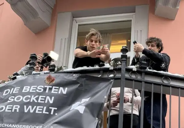 Видео: Инфлуенсер фрли 10.000 евра од балкон на улица во Виена