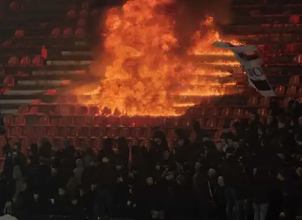 (Видео) Пожар на јужната трибина го прекина 178. вечно дерби во Белград