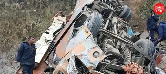 Автобус падна во река во Непал, најмалку 18 загинати