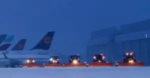 Снегот принуди 500 патници да преноќат во авиони на минхенскиот аеродромот