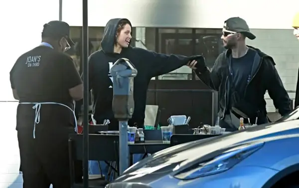 Ќерката на Анџелина Џоли и Бред Пит „е уловена“ во прегратка со непознат маж (ФОТО)