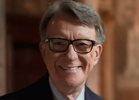 Уапсен поранешен британски дипломат поради блиски врски со Епстин