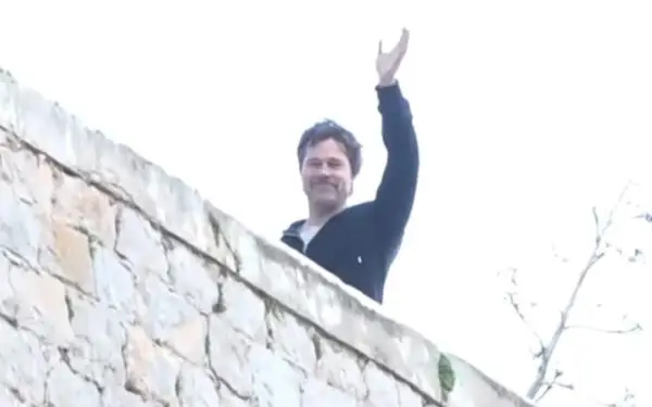 Бред Пит пристигна на грчкиот остров Идра за снимањето на новиот филм The Riders