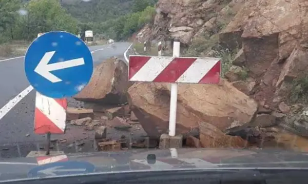 Поради одрон, сообраќајот на дел од патот Катланово – Велес се одвива по една лента