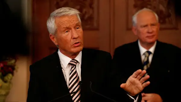 Поранешниот норвешки премиер хоспитализиран, наводно се обидел да се самоубие поради Епстин, адвокатот негира