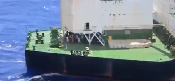 Американски војници запленија ирански танкер во Индискиот Океан (ВИДЕО)