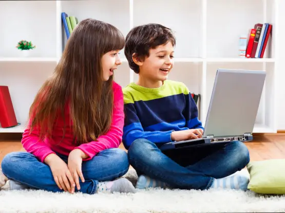 Македонија не е исклучок: Се плашевме од картички, сега сета приватност ја делиме со четбот