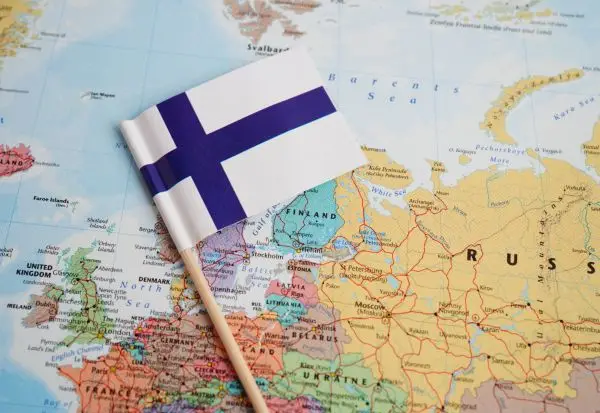 Распаѓање на системот во „најсреќната земја во светот“: Илјадници луѓе сакаат да платат за да работат како доставувачи на храна