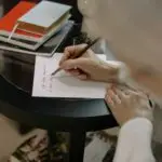 Хороскоп за 25 февруари: Раковите добиваат емотивна јасност, Водолиите прават чекор што носи олеснување