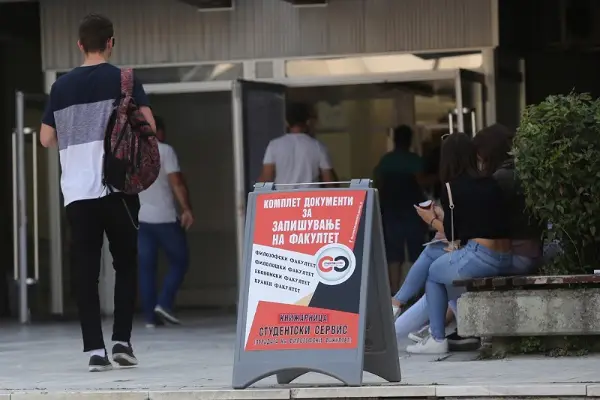 Меѓу амбицијата и скапотијата - колку чини еден студентски сон на децата на самохрани родители со минимални примања?