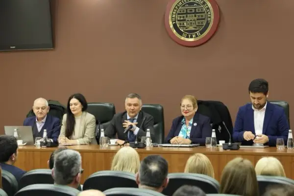 ДОБАР ПРОФЕСОР МОРА ДА ГИ СЛЕДИ НОВИНИТЕ ВО НЕГОВАТА ОБЛАСТ, СВЕТОТ БРЗО СЕ МЕНУВА Дебата на Универзитетот „Гоце Делчев“ за законите за високото образование